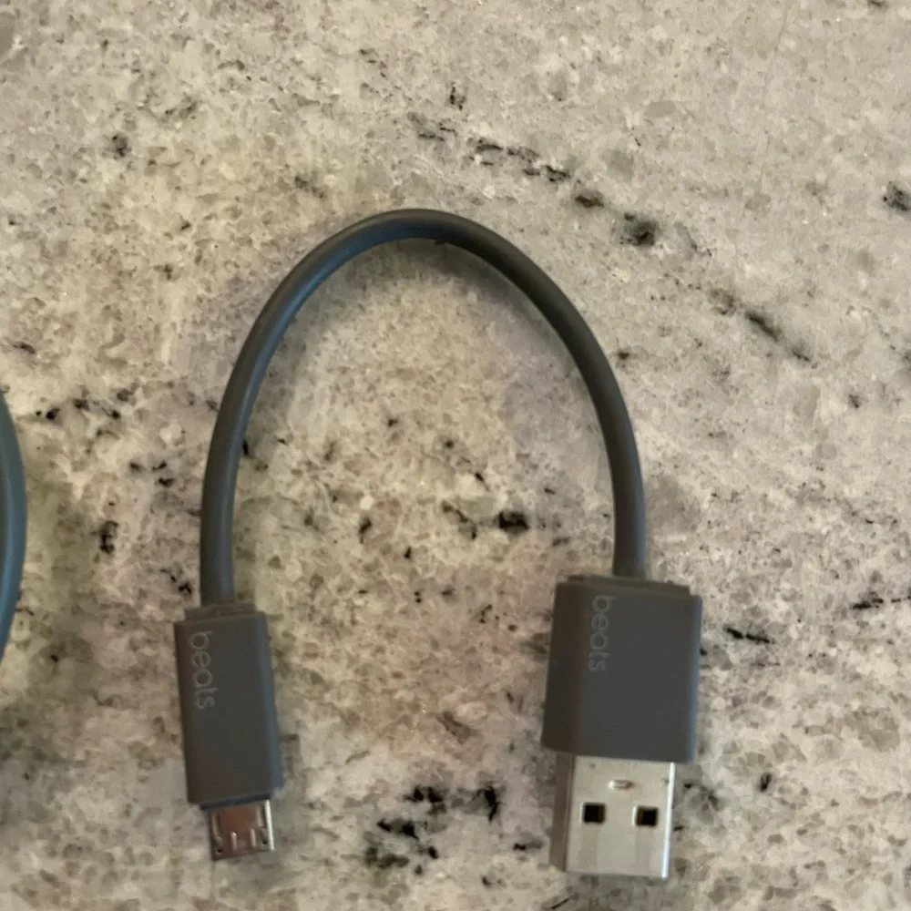 Beats by Dre wireless ear hook headphone w/case and charging cable neon green - Picture 6 of 6